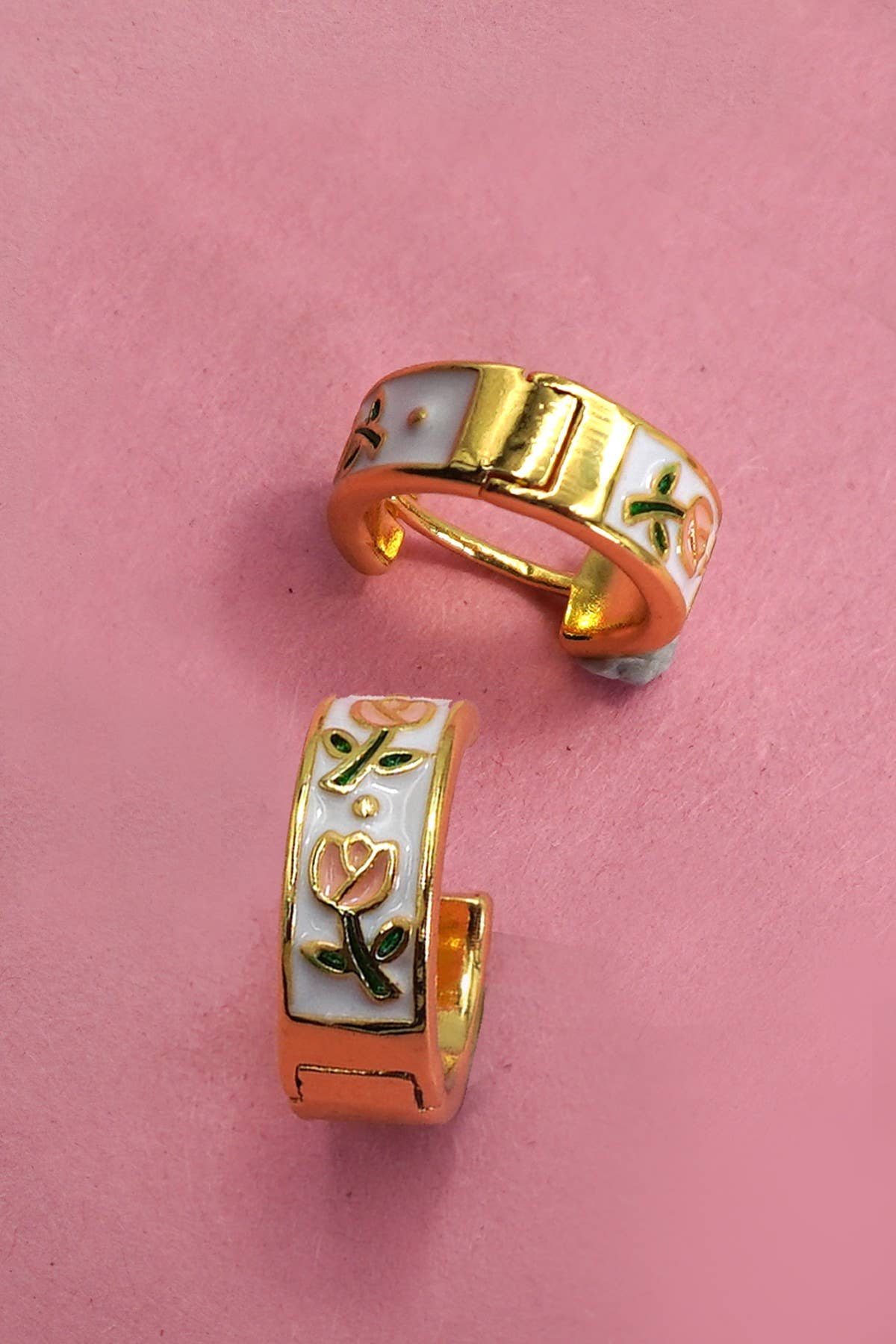VINTAGE CLOISONNE FLORAL HUGGIE HOOP EARRINGS | 40E357: GOLD