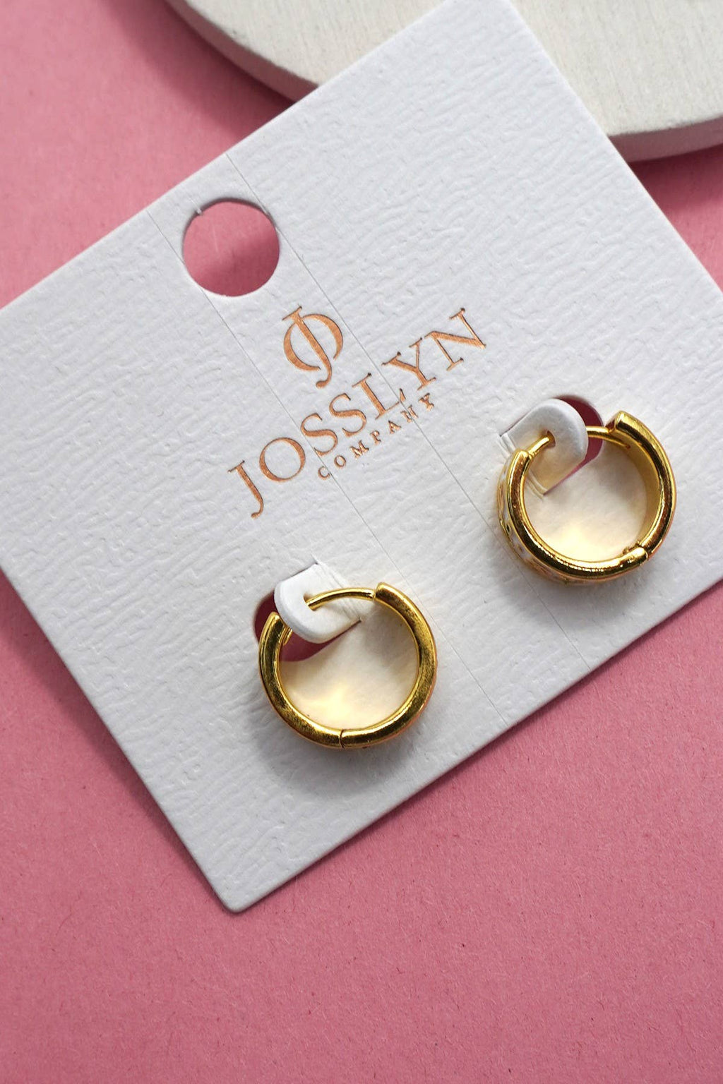 VINTAGE CLOISONNE FLORAL HUGGIE HOOP EARRINGS | 40E357: GOLD